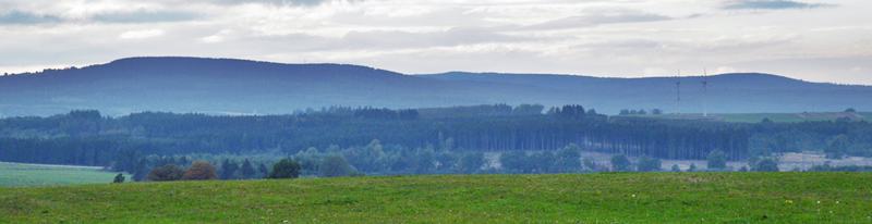 Blick auf den Hohen Vogelsberg, in der Mitte mit dem Taufstein und links davon der Hoherodskopf